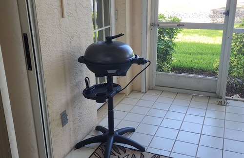 Central Naples Condo | Centrally located Beautiful First Floor 2/2 Condo w/Garage minutes from Beach!