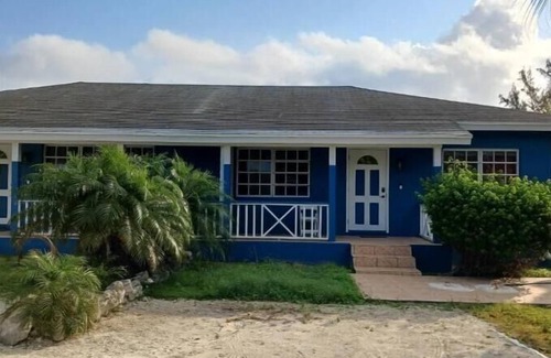 Farmer's Hill House | Centrally located family oriented near grocery store, airport, and beach
