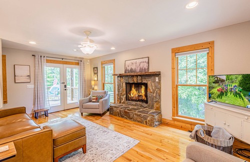 Almond Cottage | Centrally located cottage 5 mins to Tsali, Fontana Lake, 15 mins to Bryson Cityn