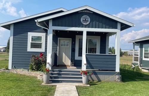 Evergreen Cottage | Centrally located. Cute, clean cottage. Full bath. Washer, Dryer. Kitchen.