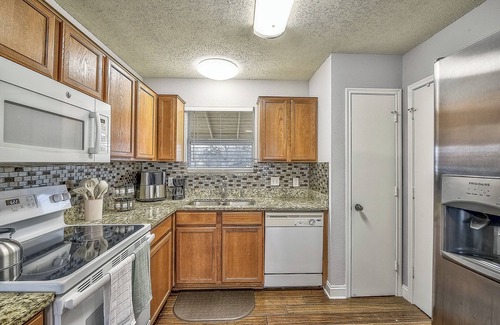 Irving House | Centrally Located DFW Retreat