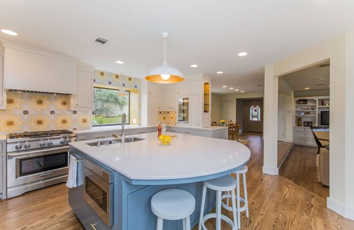 Barton Hills House | Centrally located - Downtown - Private Pool - 5 Bed/4 Bath