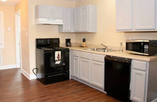 Faubourg Delassize Apartment | Centrally Located Gated NOLA Apt! Sleeps 8! Great for Groups!