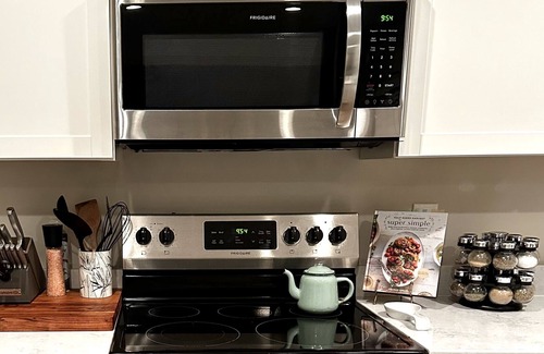 Karns House | Centrally located home in a quiet neighborhood! Perfect for traveling families.