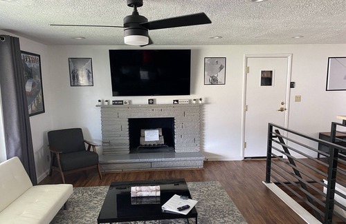 Midvale House | Centrally located home with 2 car garage