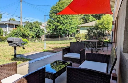 Richfield House | Centrally located house in quiet neighborhood