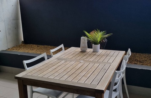 Yarralumla Apartment | CENTRALLY LOCATED IN YARRALUMLA, PERFECT FOR BUSINESS OR LEISURE.