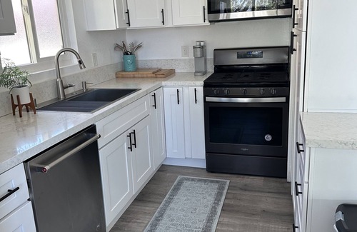Del Mar Heights Apartment | Centrally located in Del Mar heights