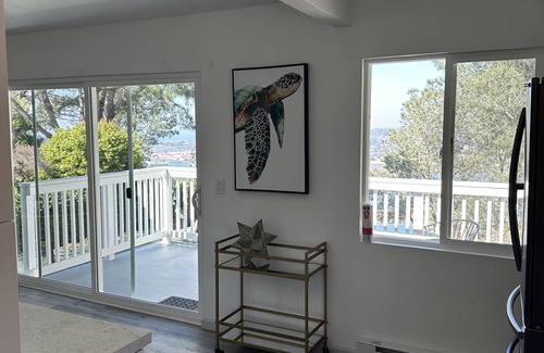 Del Mar Heights Apartment | Centrally located in Del Mar heights