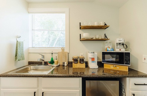 Memphis House | Centrally Located Memphis Tiny Home Queen Bed REAR