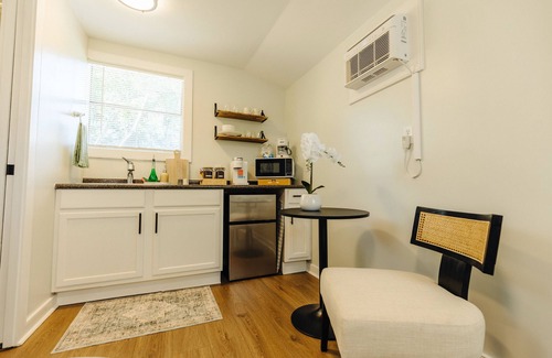 Memphis House | Centrally Located Memphis Tiny Home Queen Bed REAR