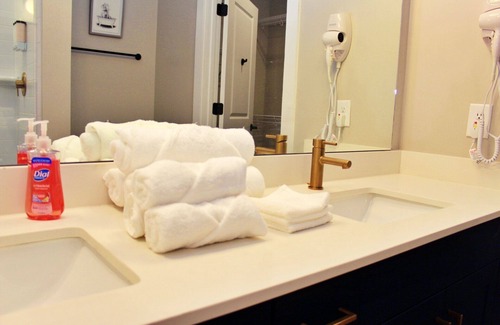 Summerhill Apartment | Centrally Located Modern Apartment Downtown w/min Travel Times to Popular Places