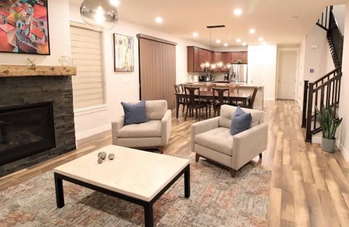 Dupont House | Centrally located modern Denver home