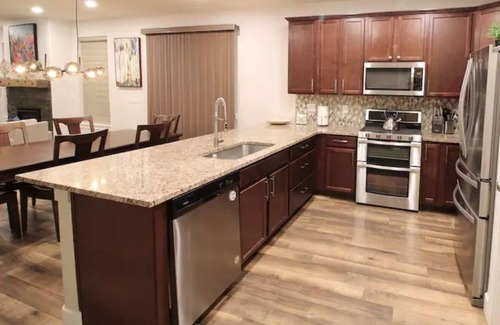 Dupont House | Centrally located modern Denver home