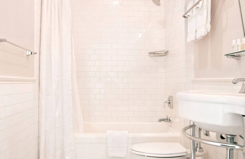 Goose Hollow Hotel | Centrally Located Near Portland Art Museum! Luxe Accommodation, Pets Allowed!
