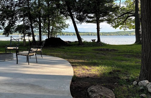 Beulah House | Centrally located on the lake to so many adventures. Boats and pets welcome!