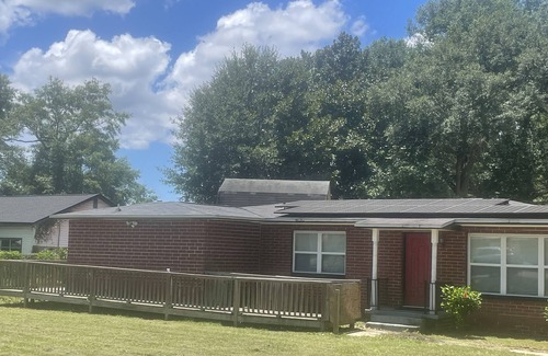 North Northwest Pensacola House | Centrally Located Pensacola Home. Modern Gem!! 9 miles to beaches.