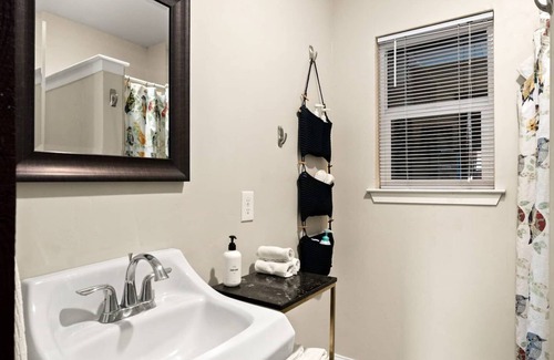 Chico House | Centrally Located Pet Friendly Guesthouse with Patio