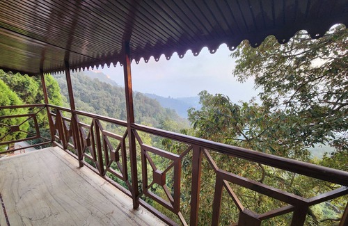 The Mall Road Villa | Centrally-located Rustic Villa in the woods. (900 meters from Mall road)
