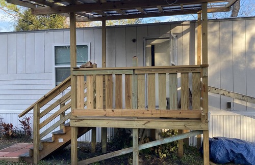 Hollister House | Centrally located to all North Florida Hot spots