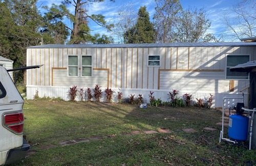 Hollister House | Centrally located to all North Florida Hot spots