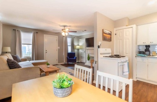 Columbus House | Centrally Located - The Delightful Doubles Unit B