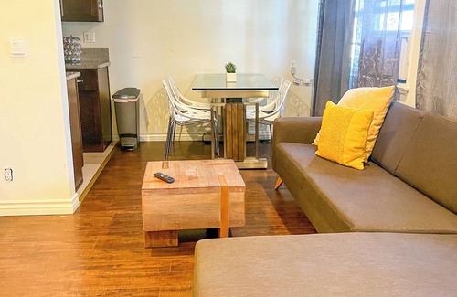 West Los Angeles Apartment | Centrally located UCLA Condo