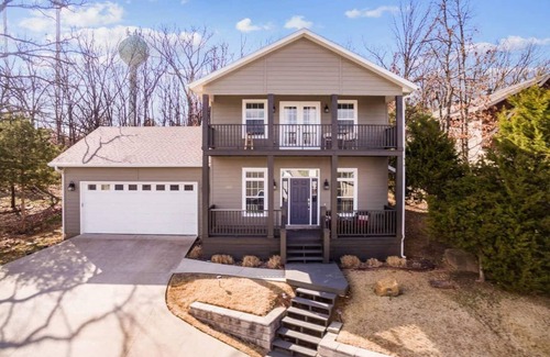 Fayetteville House | Centrally located home with large back porch, fireplace, washer/dryer, AC