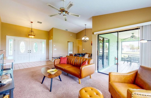 Eisenhower House | Centrally Located, Screened-In Lanai, Dog Friendly