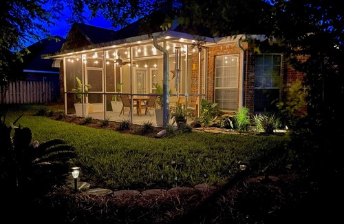 Gulf Hills House | Centrally Located- 2 mi. North of downtown OS with screened porch, full kitchen