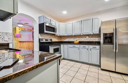 Pinellas Park House | Centrally Located Insta Worthy Retreat 🏖️ - Heated POOL | Bar | Games