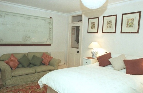 Kennington Apartment | Centrally located, well equipped, stylish self contained flat.