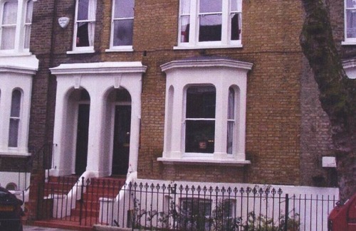 Kennington Apartment | Centrally located, well equipped, stylish self contained flat.
