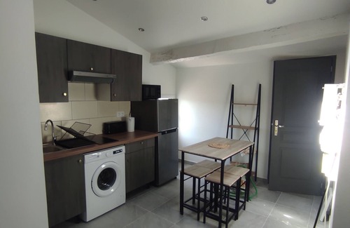 Carces Apartment | Centre Village Provence Verte, Appartement 2 Pièces, Lumineux et Cosy