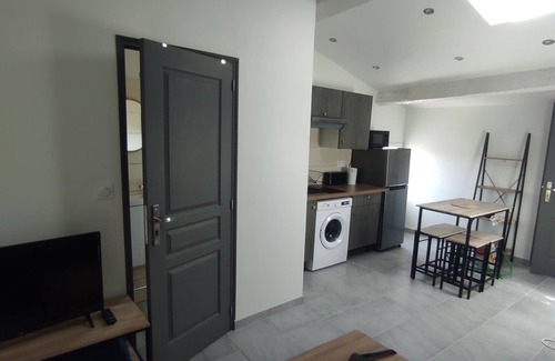 Carces Apartment | Centre Village Provence Verte, Appartement 2 Pièces, Lumineux et Cosy