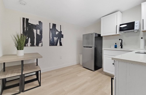 Bay Crest Park House | Centric Vacation Home with Detached Guest Suite