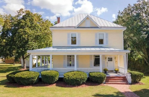Buena Vista House | Century old 4 bedroom close to SVU, sleeps 8.