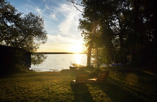 Drummond-North Elmsley Cottage | Century old log cabin on the beach