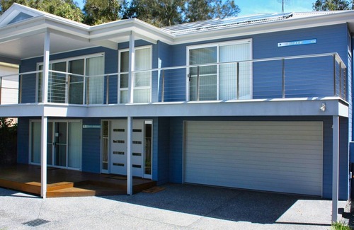 Blueys Beach House | Cerulean Blue Combo PLUS, 7 bedrooms walk to cafes and beach