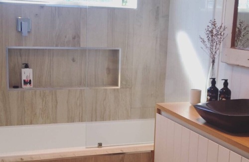 Redcliffe House | Chálǐ·hālǐ Abode - Pet Friendly, 400m to Beach