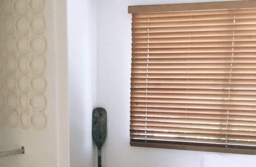 Redcliffe House | Chálǐ·hālǐ Abode - Pet Friendly, 400m to Beach