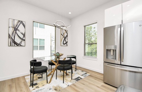 OST - South Union House | Château de Amour: Exquisite Townhouse - Medical Center/Downtown HTX