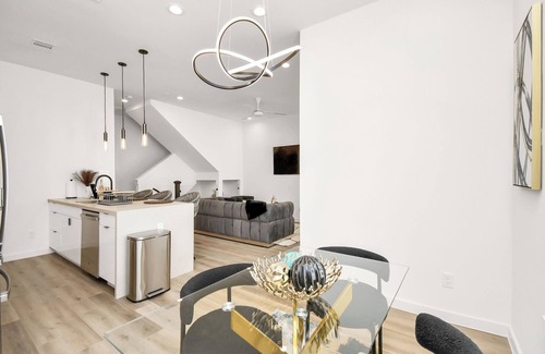 OST - South Union House | Château de Amour: Exquisite Townhouse - Medical Center/Downtown HTX