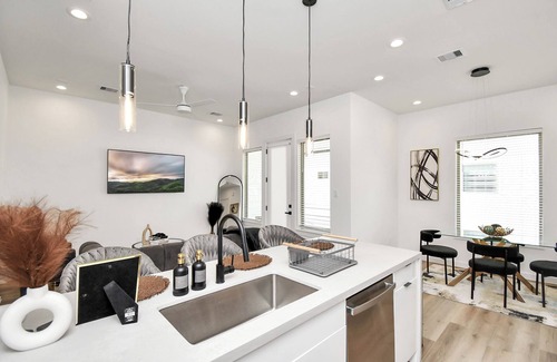 OST - South Union House | Château de Amour: Exquisite Townhouse - Medical Center/Downtown HTX