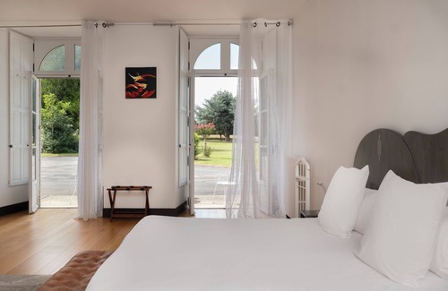 Baune Hotel | Château de Briançon, The Originals Relais