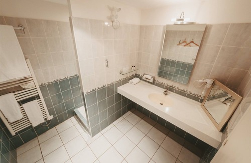 Chaintre Hotel | Château de La Barge