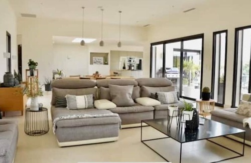 Tresques House | Château Juliette 4* Provence wine estate