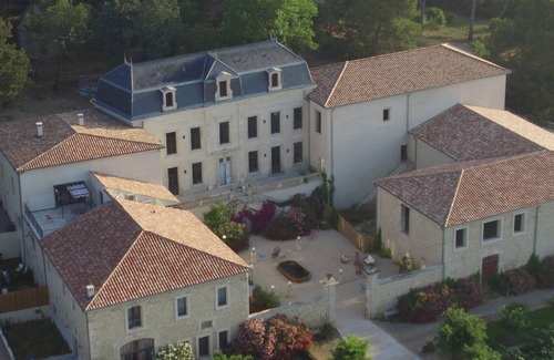 Vendres Apartment | Château La Vidalle - Gite Caroual - Vue sur la Piscine et les Chevaux
