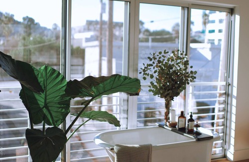 Burbank House | ChâteauChîChî: Family Oasis w Parking N Hollywood