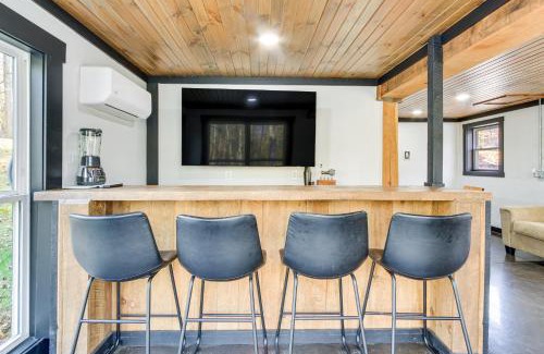 Glouster House | Chène Cottage Near Burr Oak Lake and Trailheads!